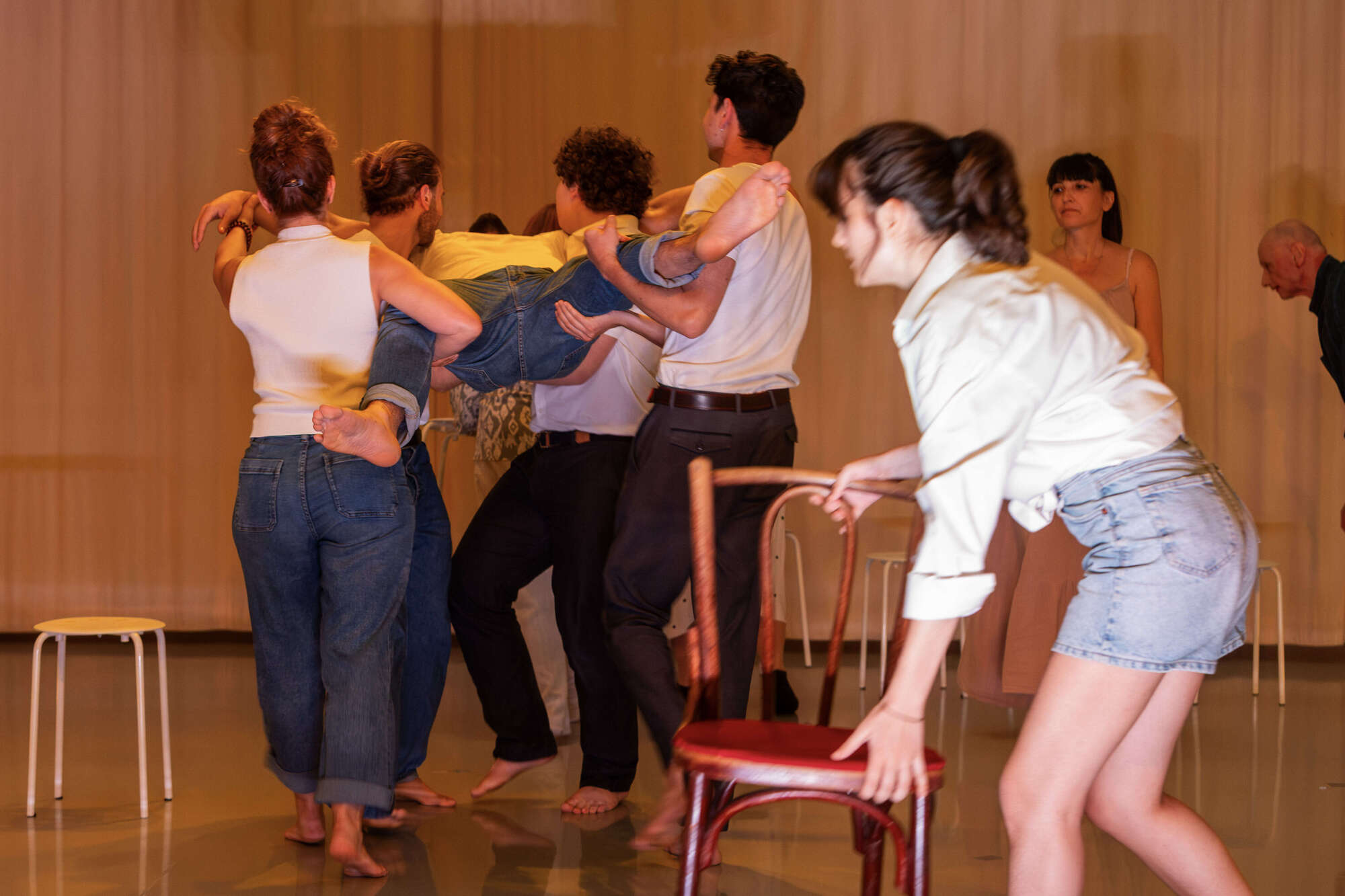 Atelier improvisation théâtrale adultes Paris — Aile Théâtre